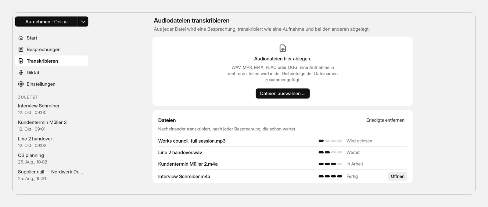 Die Seite „Transkribieren“ mit der Ablage für Dateien und der Warteschlange.